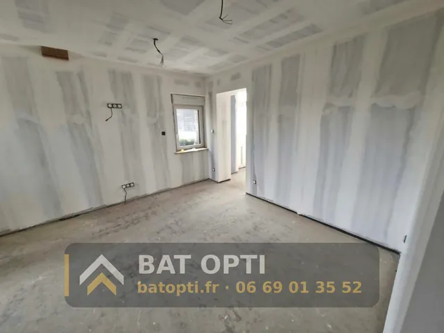 Pièce entièrement reprise en plaques de plâtre, murs et plafond, bandes et joints faits, avant peinture.