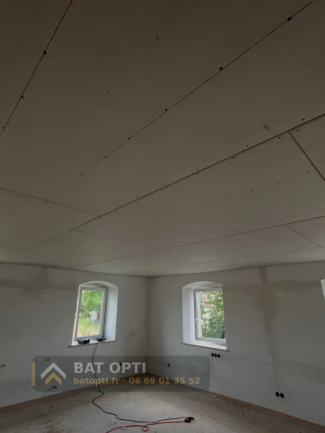 Plafond en plaques de plâtre vissées sur toute la pièce, avant bandes.