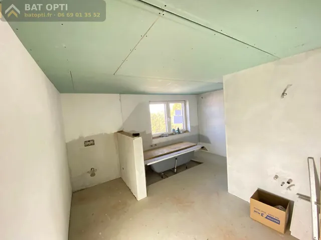 La même salle de bain avec son plafond en plaques hydrofuges posé.
