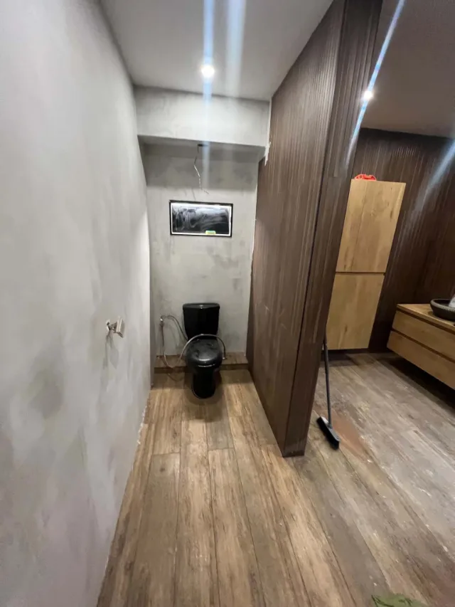 WC suspendu sur bâti-support avec habillage mural carrelé.